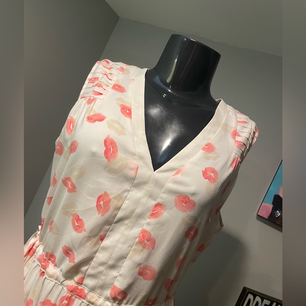 Women’s DKNY “kisses “ Dress ( small )